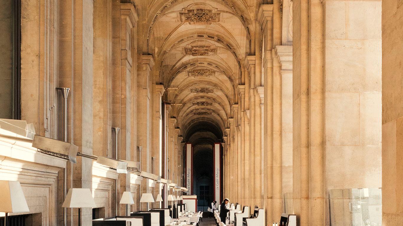 Les arcades du café Marly, le restaurant louvre paris. Profitez de votre escapade à paris de notre café restaurant en face de la pyramide du louvre.