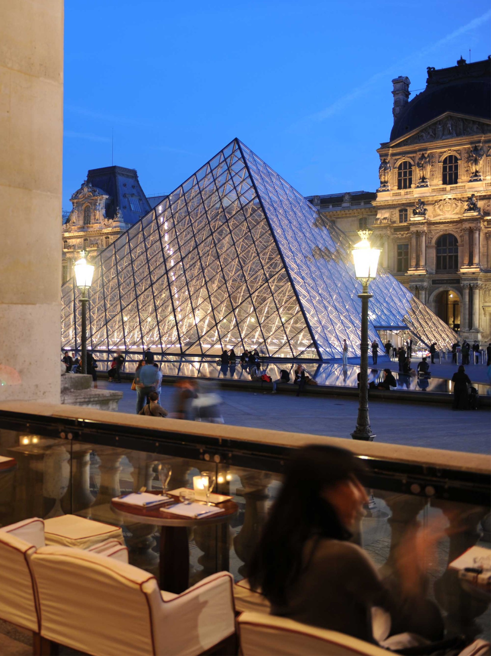 Boire un cocktail au Louvre